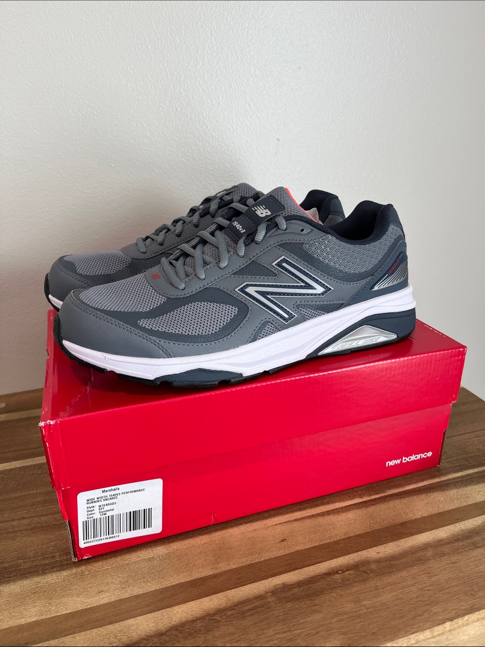 New Balance Men's 11.5D or women’s 13D 1540v3
